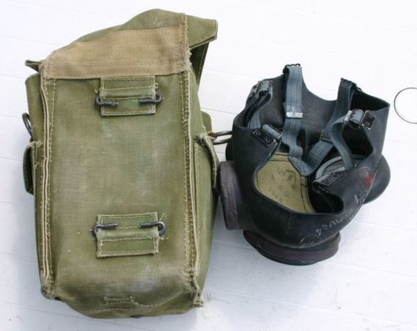 WW2 British light weight gasmask; NO filter 1 (No.1) - Image 2