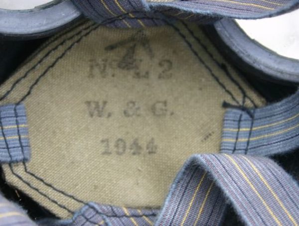 WW2 British light weight gasmask with filter 1 (No.3) - Image 6