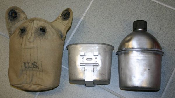 WW2 U.S. complete canteen and carrier