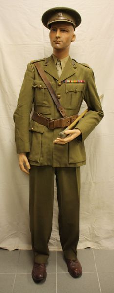 WW2 British officer full mannequin.
