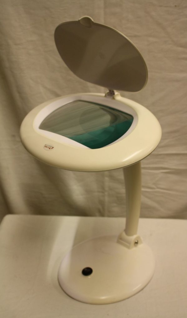 Daylight LED lamp with magnifer - Image 2