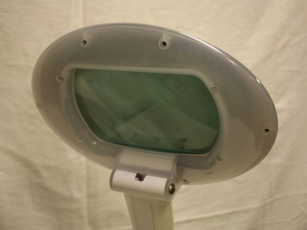 Daylight LED lamp with magnifer - Image 3