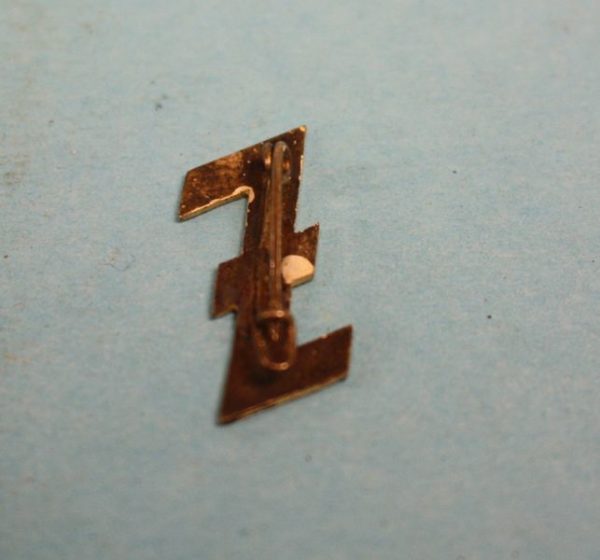 WW2 Dutch "wolfsangel" badge - Image 2