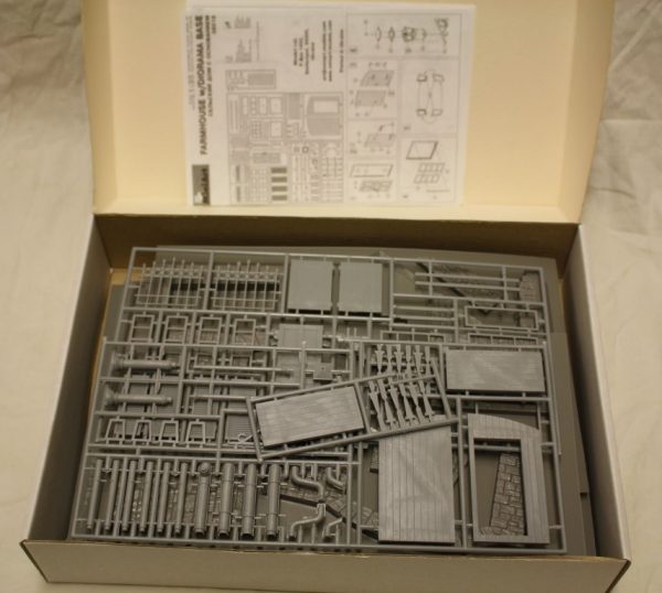 Farmhouse w/ diorama base - Image 2