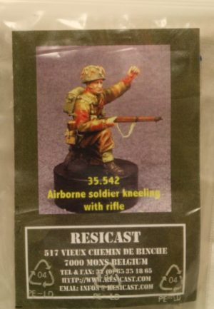 Airborne soldier kneeling with rifle