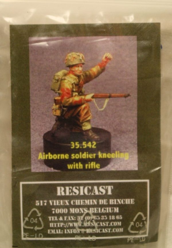 Airborne soldier kneeling with rifle