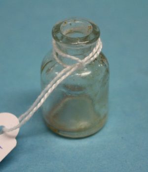 WW2 U.S. small medic bottle (2)