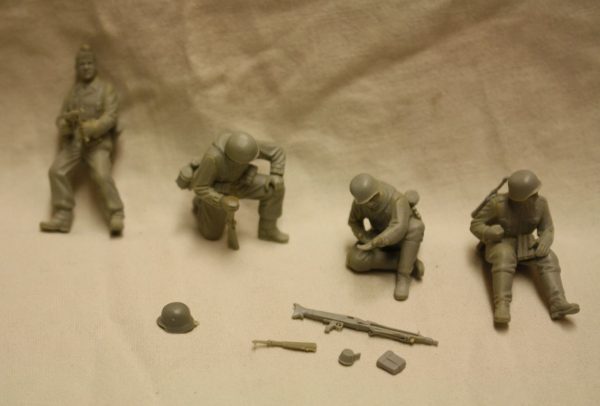 4x WW2 German soldiers sitting and standing