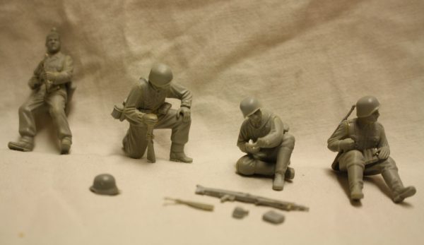 4x WW2 German soldiers sitting and standing - Image 2