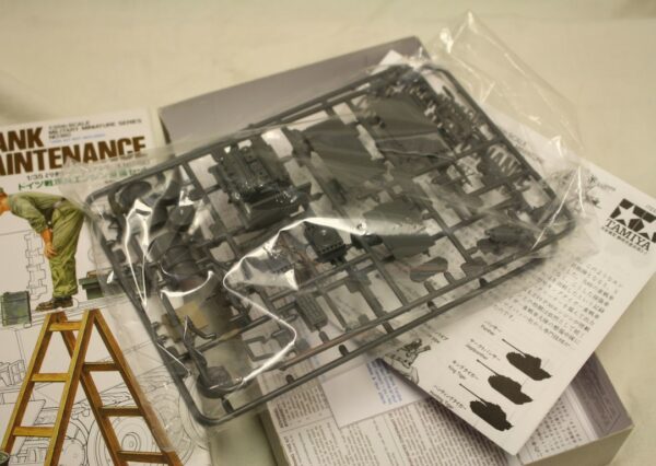 German tank engine maintenance crew set - Image 2