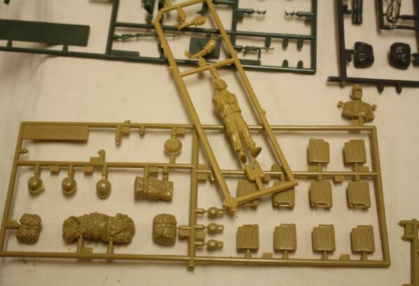 Collection of sprues figures / accessoires - Image 5