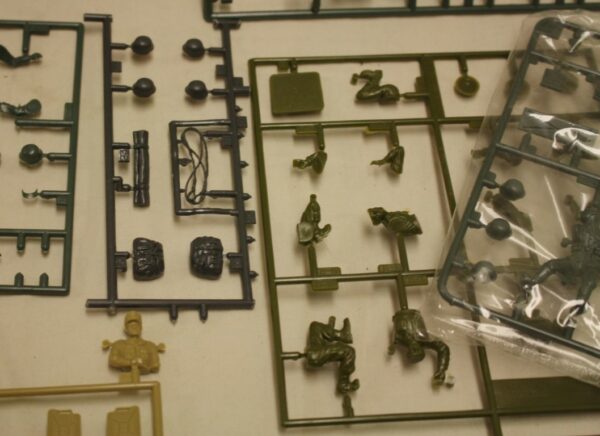 Collection of sprues figures / accessoires - Image 6